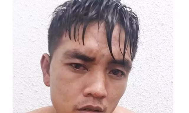 Bị công an bao vây, kẻ truy nã hai tay 2 dao chống trả quyết liệt