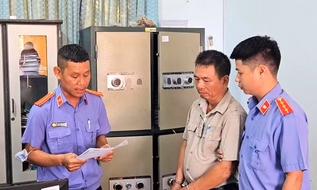 Bắt một cán bộ Chi cục Thi hành án dân sự 