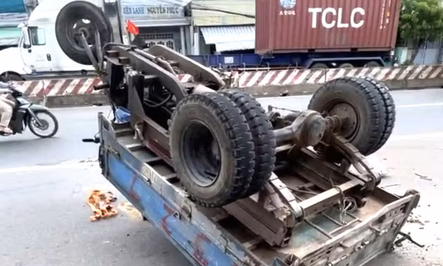 Xe ba gác lật ngửa, tài xế tử vong 