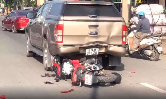 Video: Lao vào ô tô bán tải, người đàn ông đi xe máy nằm bất động 