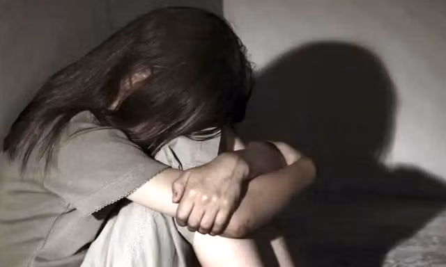 Mẹ ép con gái 12 tuổi quan hệ với tình trẻ để 'đổi đời'