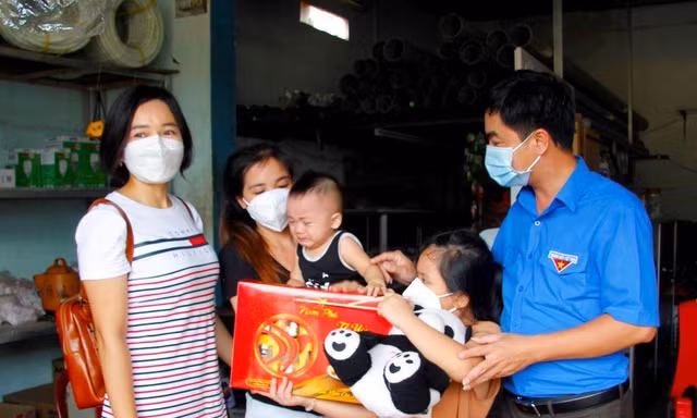 Tỉnh đoàn Bình Phước thăm gia đình công an viên trọng thương khi truy bắt cướp