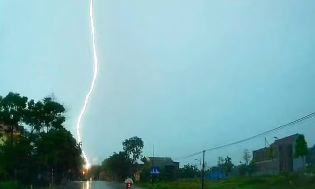 Ba người trong một gia đình thương vong vì sét đánh