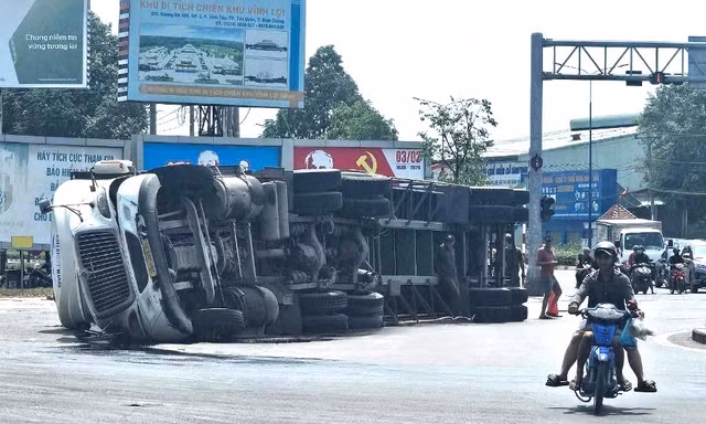 Xe đầu kéo container lật 'phơi bụng' giữa vòng xoay ở Bình Dương 