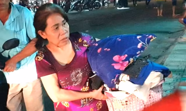 Cháy lớn xưởng gỗ ở Bình Dương, người dân ôm đồ tháo chạy trong đêm
