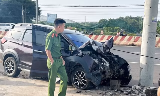 Ô tô lao vào cột điện, hai vợ chồng thương vong