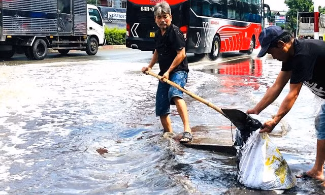 Quốc lộ 13 gần trạm thu phí Bình Dương ‘ngập như lũ về’, bốc mùi hôi tanh