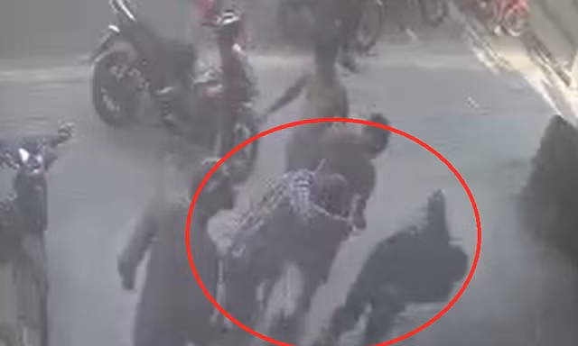 CLIP: Thanh niên bị đánh ‘hội đồng’ giữa đường sau va chạm giao thông ở Bình Dương