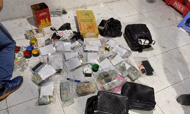 Phá sòng bạc quy mô lớn, có cảnh giới trong bãi xe container ở Bình Dương