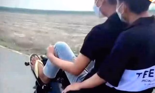 Xử phạt 'quái xế' lái xe máy bằng chân ở Bình Dương