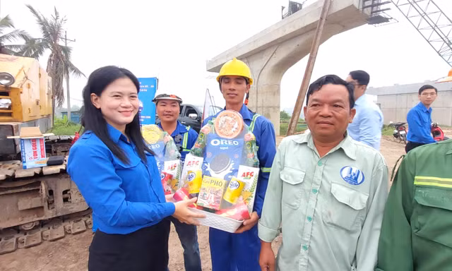 Tặng quà thanh niên công nhân và tình nguyện viên hỗ trợ hoàn thành 3.000 km cao tốc