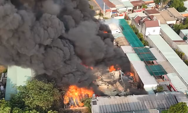 Lửa khói ngùn ngụt, trùm kín xưởng phế liệu tại Bình Dương