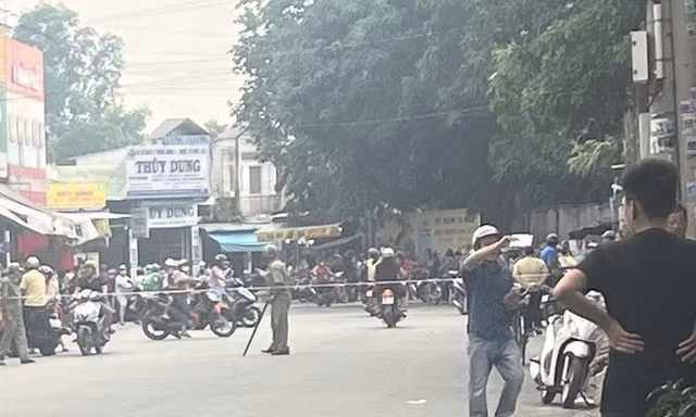 Người phụ nữ bán cá nghi bị hai thanh niên lạ mặt cắt cổ 