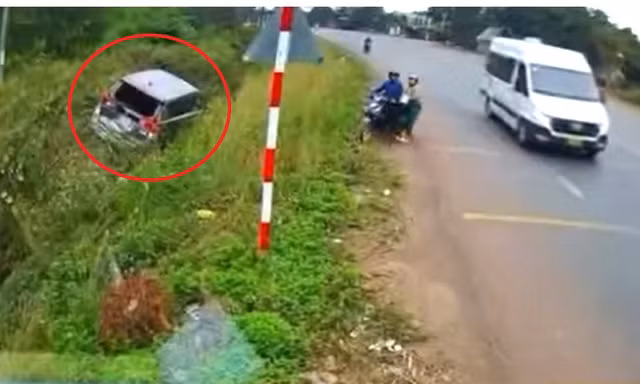 CLIP: Tránh xe máy phía trước, ô tô 7 chỗ bị xe tải húc lao xuống mương