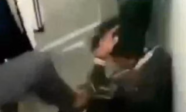 Nam sinh bị đánh hội đồng nhập viện vì trót bảo bạn 'nhìn đểu'