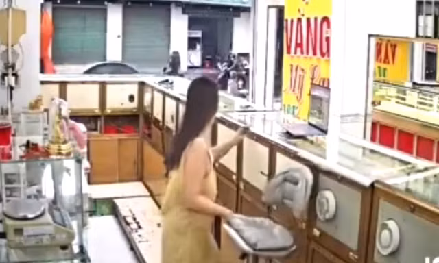 Thực hư video nữ chủ tiệm vàng bị tên cướp đột nhập khống chế