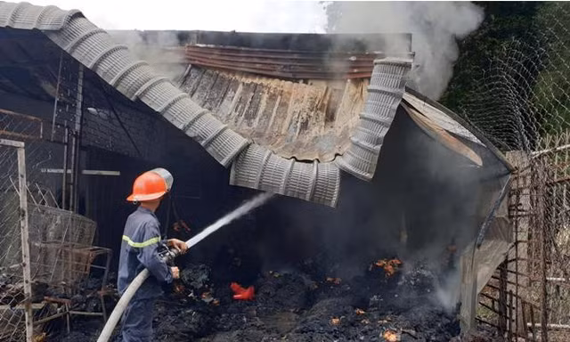 Phá tường, phun nước dập lửa cháy thiêu rụi kho vải và tiệm làm tóc
