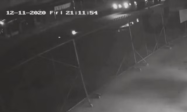 Người đi đường vô tâm quay mặt, thanh niên bị xe khách cán tử vong