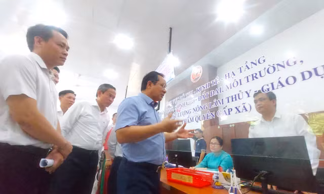 Chủ tịch UBND TPHCM ‘hỏi xoáy’ cán bộ phường khi khảo sát vận hành chính quyền hai cấp