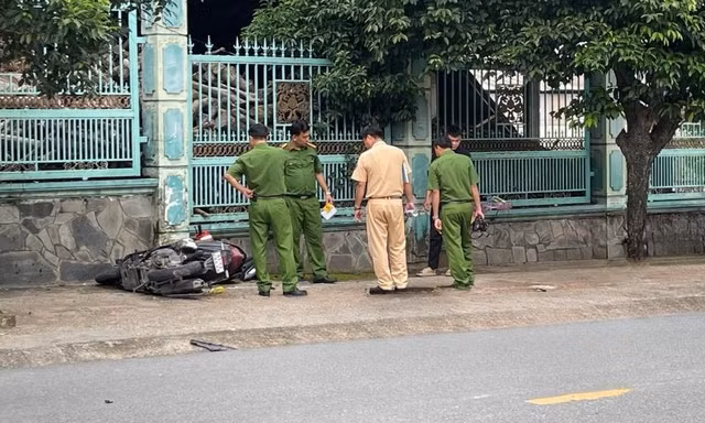 Nam công nhân tử vong cạnh chiếc xe máy biến dạng
