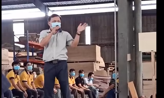 Thuyết phục công nhân ở lại chống dịch, vị giám đốc gây ‘bão mạng’