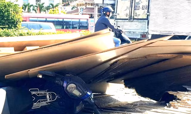 Ván ép trên xe đầu kéo lao xuống đường đè bẹp xe máy đang lưu thông 
