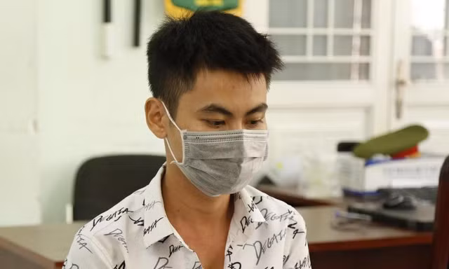 Giả danh công an để cưỡng dâm và lấy tài sản của gái mại dâm