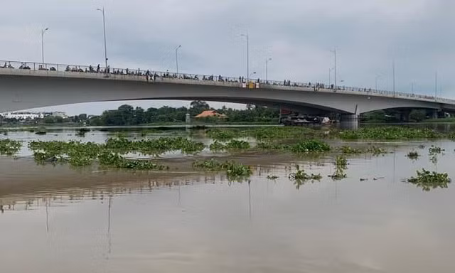 Tìm kiếm hai thanh niên nam, nữ nhảy sông Sài Gòn mất tích