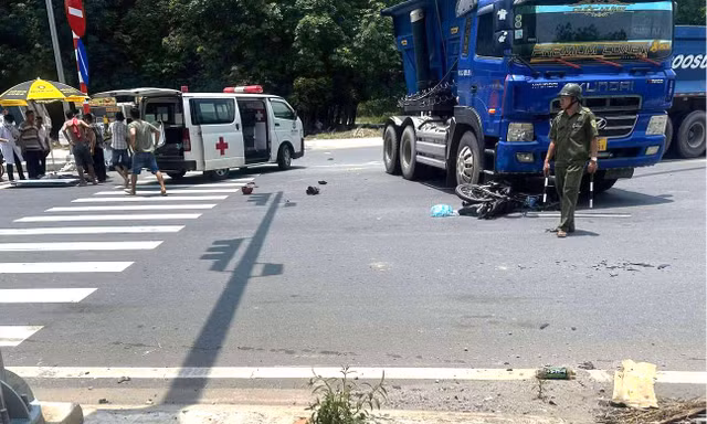 Bình Dương: Xe ben đầu kéo cuốn xe máy vào gầm, đôi nam nữ nguy kịch