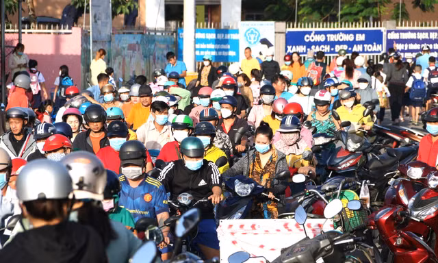 Đường phố đông nghẹt trong ngày học sinh Bình Dương tựu trường