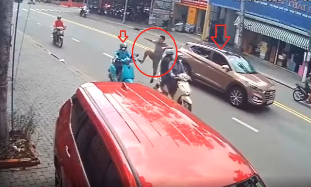 [CLIP] Tài xế dừng ô tô đột ngột giữa đường rồi đạp cô gái đang chạy xe máy ngã nhào