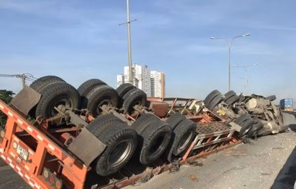 Xe đầu kéo lật ngửa khi lưu thông