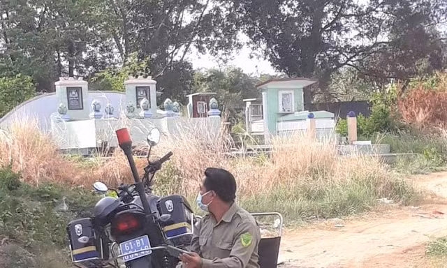 Phát hiện thi thể nam giới đang phân hủy cạnh chiếc xe máy