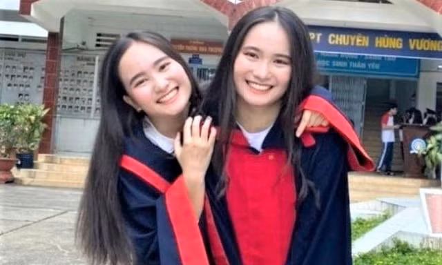 Chị em song sinh là thủ khoa, á khoa trường y TPHCM