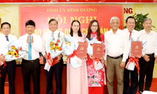 Tỉnh ủy Bình Dương trao các quyết định về công tác nhân sự
