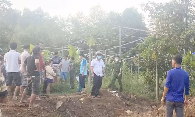 Sửa bồn nước, hai người bị điện giật tử vong