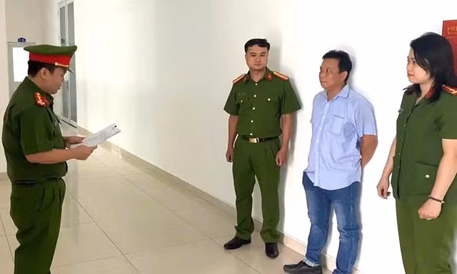 Khởi tố kẻ chôn lén tới 2.200 tấn chất thải công nghiệp ở Bình Dương