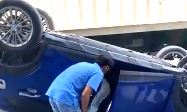 Giải cứu nữ tài xế trong ô tô mất lái lật ngửa giữa đường