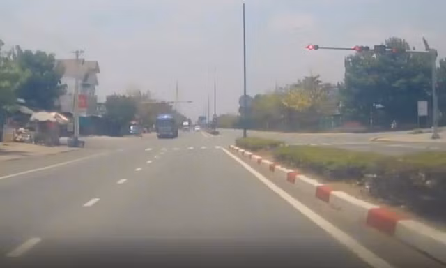 Clip xe đầu kéo liên tục vượt đèn đỏ ở Bình Dương