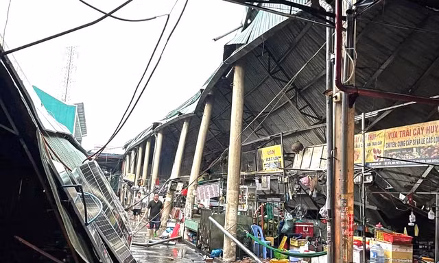 Mưa lớn làm sập chợ ở Bình Dương, người dân hoảng loạn tháo chạy