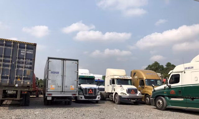Hàng loạt bãi xe container tự phát dọc tuyến đường huyết mạch ở Bình Dương