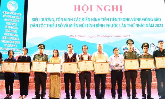 Bình Phước biểu dương 300 gương điển hình tiên tiến