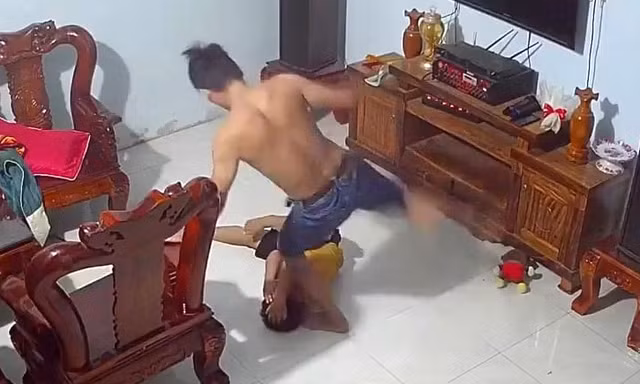 Bé trai 9 tuổi ở Bình Phước bị cha dượng bạo hành dã man