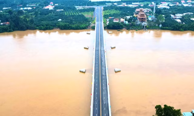 Thông xe 2 công trình giao thông 4.300 tỷ ở Bình Dương 