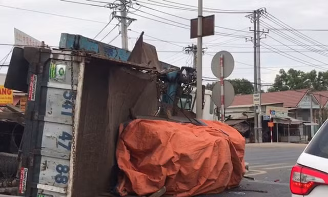 Xe tải ‘cày nát’ dải phân cách rồi lật nhào, giao thông khu vực tê liệt