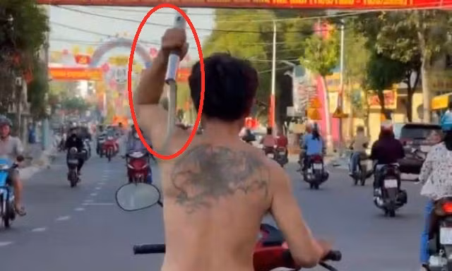 Tin mới nhất vụ người đàn ông chạy xe máy múa rựa trên đường gây náo loạn