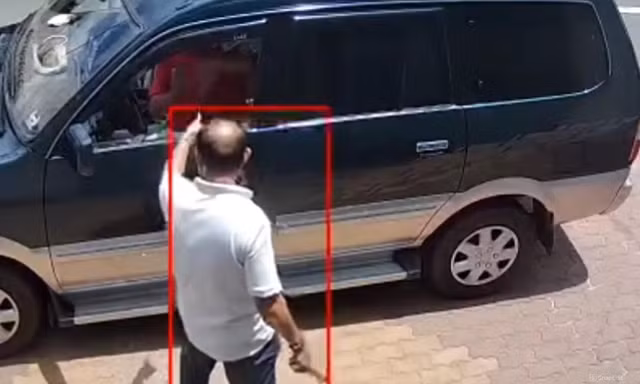 Người đàn ông đập vỡ kính ô tô và nói ‘mày biết tao là ai không’