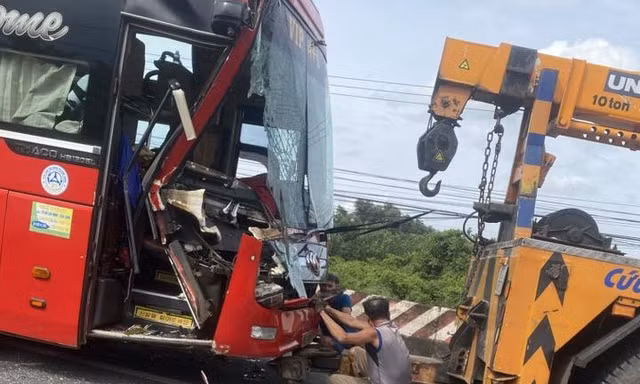 Tai nạn liên hoàn, lơ xe khách thoát chết nhờ ra sau kiểm vé