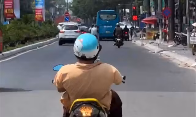 [CLIP] Người đàn ông cụt tay lái xe máy ‘diễn xiếc’ trên đường ở Bình Dương