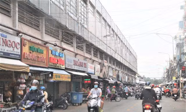 Chợ lớn nhất Bình Dương hoạt động trở lại, Buôn Ma Thuột dừng phục vụ ăn uống tại chỗ